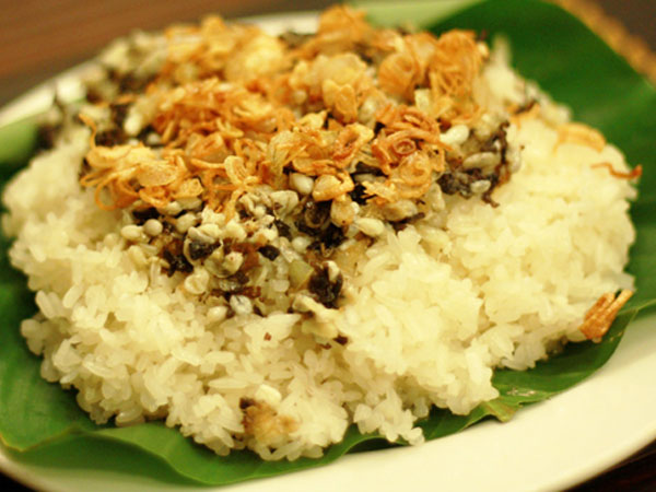 Ăn xôi trứng kiến, bé trai bị tụt huyết áp, nổi mẩn khắp người