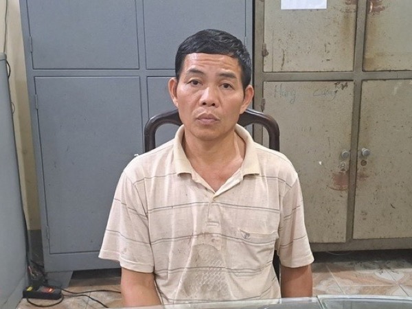 Người đàn ông sát hại hàng xóm vì nghi rủ rê vợ mình đi ăn chơi, hát hò