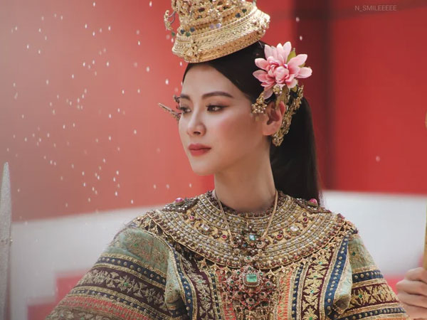 Hóa thân thành Nữ thần Songkran, Baifern Pimchanok vừa vẫy tay chào đã bị bắn nước tới tấp 'không trượt phát nào'