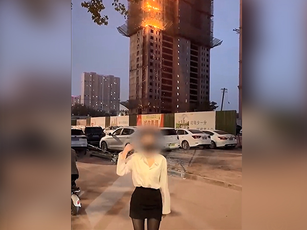 Cô gái gây phẫn nộ vì có hành động phản cảm trước tòa nhà bốc cháy