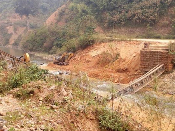 Sập cầu tạm vào thuỷ điện, 3 người thương vong