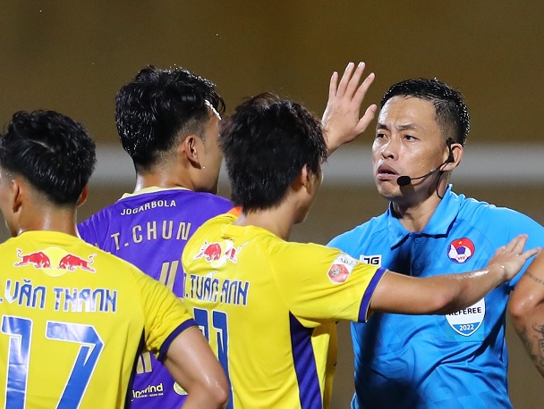 V-League mời trọng tài Malaysia cầm còi ở vòng 7