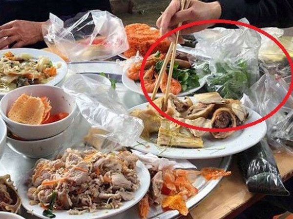 Khách ăn chỉ vội lấy phần, nàng dâu trẻ tức giận nhìn mâm cỗ