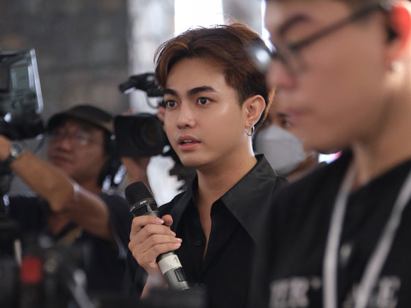 Cậu bé 9 năm bán vé số và hành trình thành 'thủ khoa kép' ngành thời trang