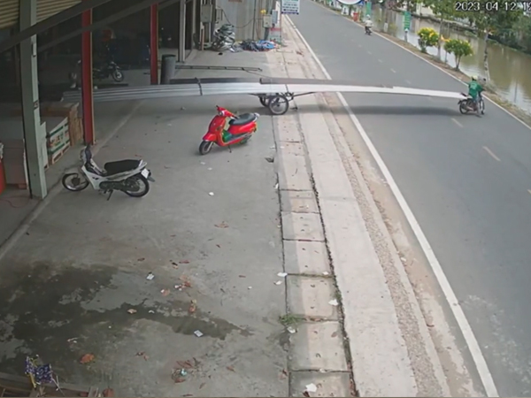 'Sốc' nặng với số hàng người đàn ông chở bằng xe lôi