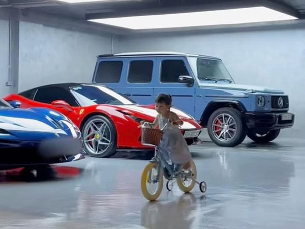 Bà xã Cường Đô La khoe khoảnh khắc ái nữ tập xe nhưng dân tình lại 'loá mắt' với dàn siêu xe kế bên