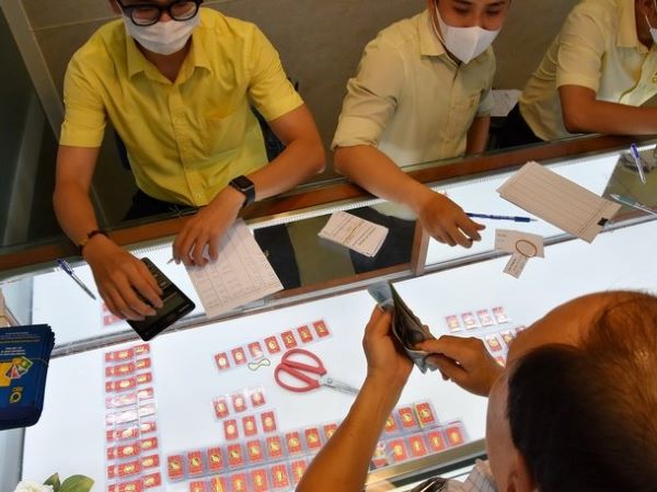 Giá vàng hôm nay 15-4: Đảo chiều rơi thẳng đứng
