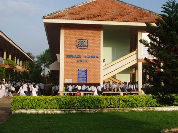 Giám thị yêu cầu học sinh cởi đồ, lãnh đạo nhà trường bật khóc: 'Tôi rất sốc'