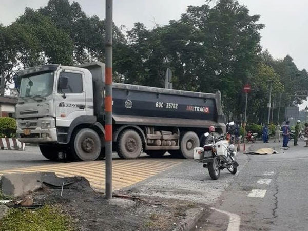 TP HCM: Mẹ đi chợ thì bị xe ben cán tử vong, con gái khóc ngất khi đi tìm
