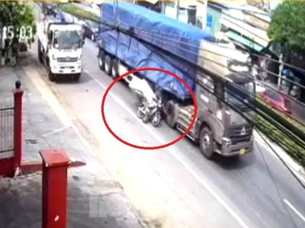 Clip xe đầu kéo cán chết người đi xe máy rồi bỏ trốn