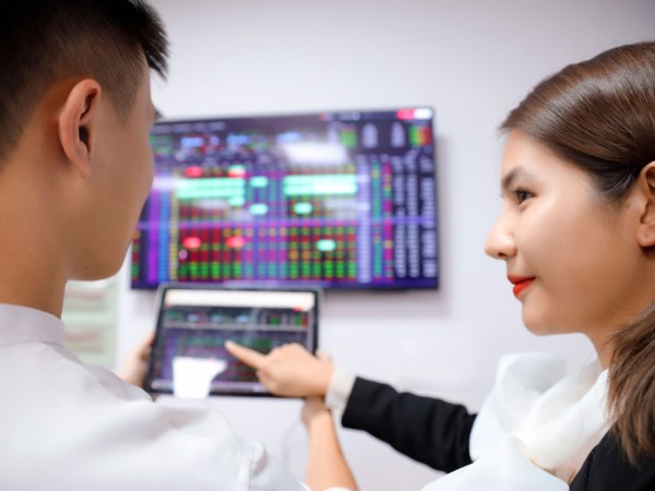 Thiếu dòng tiền lớn, cổ phiếu Vingroup và bất động sản chùng xuống