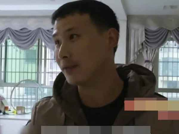 Chung sống 4 năm vợ chỉ cho nắm tay, chồng tặng 14 triệu mỗi tháng vẫn bị vợ đánh bầm giập