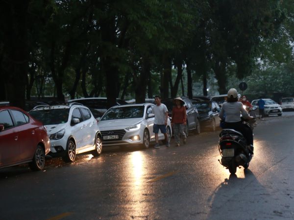 Sau vụ hàng loạt ô tô bị chọc thủng lốp, vỉa hè Linh Đàm vẫn bị chiếm dụng