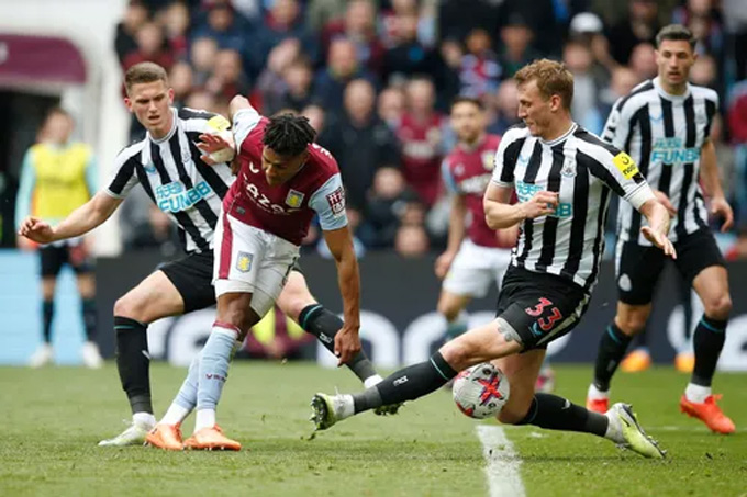 Thảm bại trước Aston Villa, Newcastle giúp MU mừng thầm