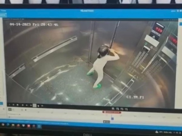 Clip hai bà cháu bị kẹt thang máy ở Hà Nội: Công an nói gì?