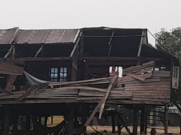 Trận mưa giông đầu mùa khiến trăm căn nhà tốc mái