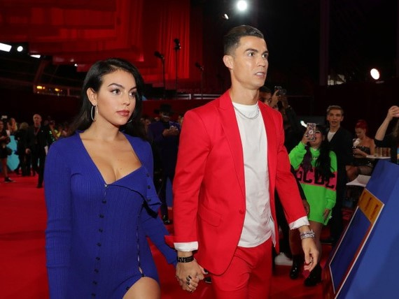 Bồ Ronaldo gặp rắc rối vì lên phim