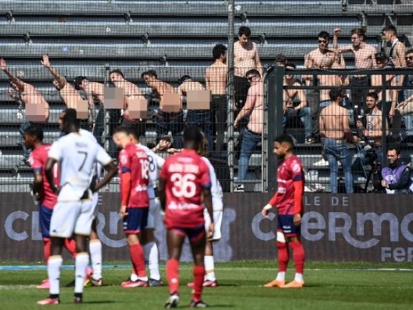 Bi hài Ligue 1: Nhóm CĐV tụt quần 'ám quẻ' để đối thủ mất tập trung đá 11m