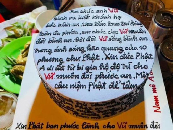 Dở khóc dở cười với chiếc bánh kem sinh nhật bê nguyên bài khấn đi chùa làm lời chúc: 'Ăn xong chắc siêu thoát được luôn á!'