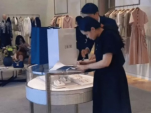 Tiểu thư nhà cựu chủ tịch CLB Sài Gòn đi chân đất sắm đồ trăm triệu, 'yêu nữ hàng hiệu' có khác!