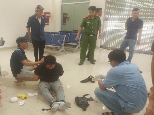 Bắt tại trận nghi phạm dùng súng cướp ngân hàng ở Bình Dương