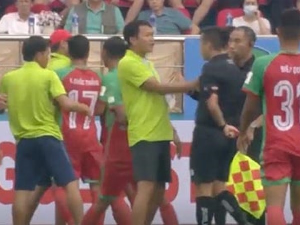 HLV Bình Phước: ‘Tôi không đấm trọng tài’