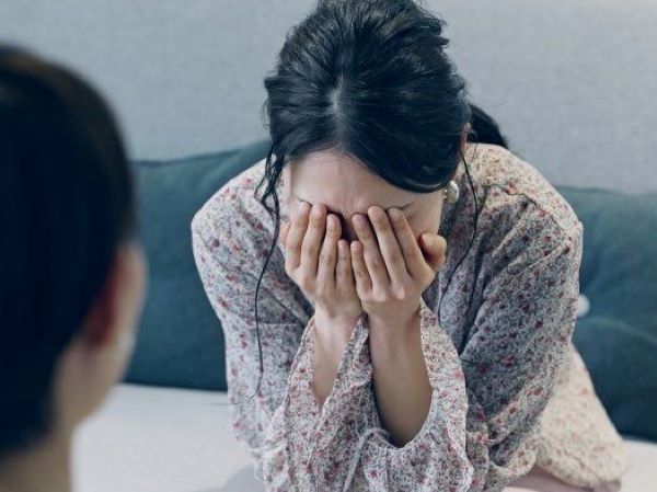 Cô giáo báo con trai lén xem 'phim nóng' ở trường, bà mẹ vội vã trở về nhà và bật khóc nghe con thổ lộ