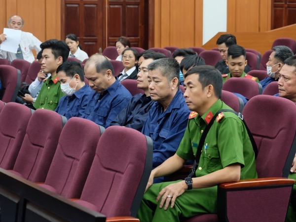 Vụ buôn lậu 200 triệu lít xăng dầu: 2 'ông trùm' được giảm án