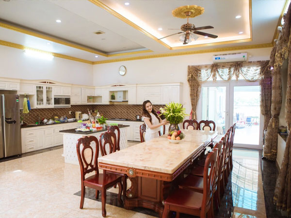 Chiêm ngưỡng loạt cơ ngơi 'khủng' của Vy Oanh: Từ biệt thự triệu đô 3.000m2 hơn 10 phòng ngủ đến 'tòa lâu đài' đắt đỏ tại TP.HCM