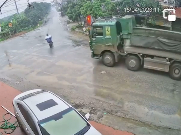 Tiếng phanh xe 'sởn gai ốc' và câu nói đầy bất lực của tài xế khi gặp xe đạp điện sang đường