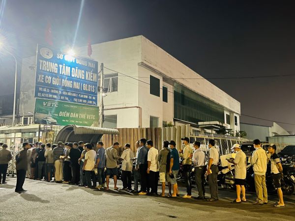 Xếp hàng từ tháng 4, đến giữa tháng 6 mới tới lượt đăng kiểm ở Đồng Nai