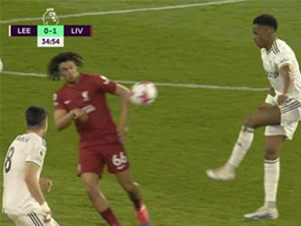 Vì sao bàn thắng chạm tay Alexander-Arnold của Liverpool được công nhận?
