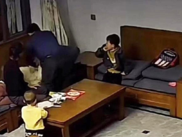 Xem camera trong lúc rảnh, người mẹ sốc nặng trước hành động của ông bà nội với 2 đứa cháu