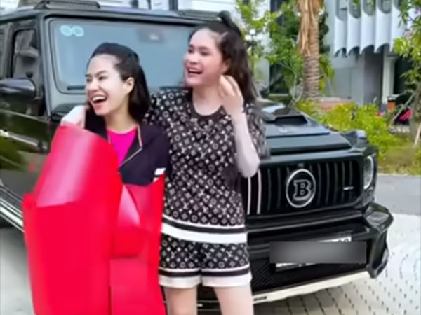 Đoàn Di Băng tặng Mercedes G63 hơn 10 tỷ cho em gái khi biết em buồn vì chuyện hiếm muộn