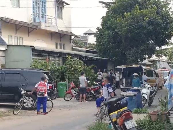 Sáng vẫn được chồng chở đi làm, trưa về phòng trọ vợ liền chết đứng khi chứng kiến cảnh tượng bên trong
