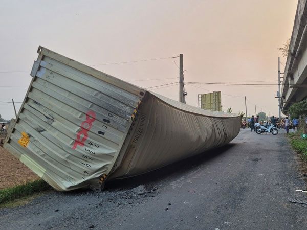 Thùng xe container rơi 15m từ cầu cao tốc TP.HCM - Trung Lương