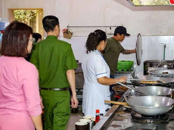 Hà Nội: Tạm đình chỉ hoạt động nhà hàng bị tố cho khách dùng nước lẩu thừa