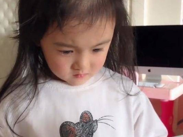 Nhìn ảnh cưới của bố mẹ không có mình, bé gái 3 tuổi khóc nghẹn: 'Bố mẹ chụp lúc con đi học đúng không?'