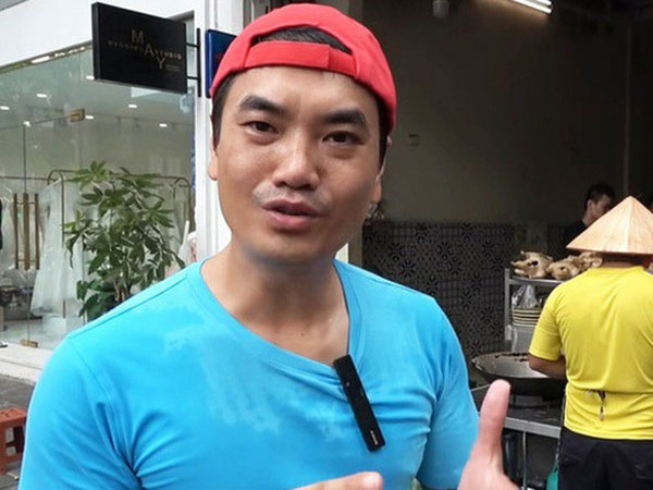 Giữa lúc hàng loạt reviewer chê đồ ăn, một Youtuber từng lộ kiến thức bập bõm, hay hỏi ngô nghê bỗng được chú ý vì 'khác biệt'