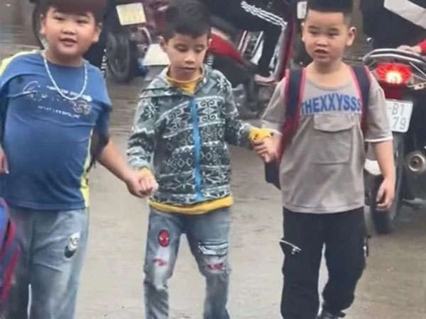 Cái nắm tay của 3 cậu bé trước cổng trường khiến bao người xúc động: Nhìn các con mà yêu đời hẳn