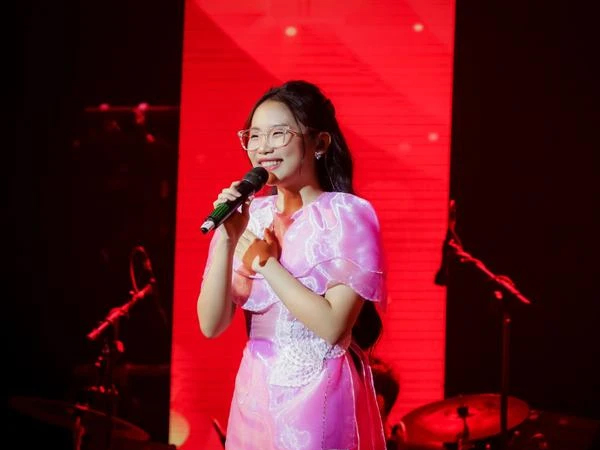 Phương Mỹ Chi gây sốt MXH khi hát 'Người tình mùa đông' bằng 5 thứ tiếng