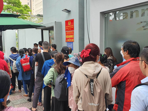 Hàng trăm người tố cáo gửi tiết kiệm SCB thành mua bảo hiểm Manulife