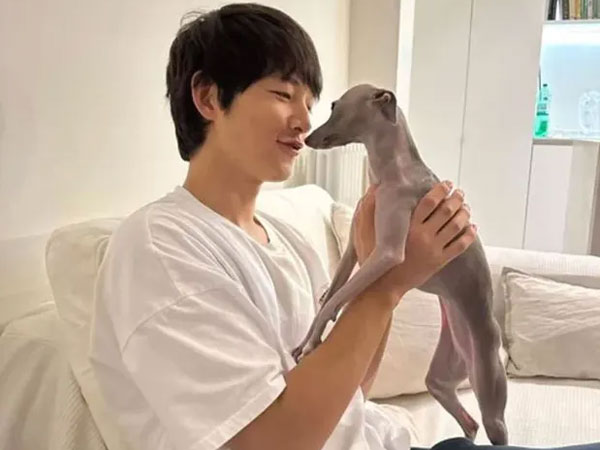 Song Joong Ki bất ngờ khoe ảnh đời thường, nhìn biểu cảm là biết đang hạnh phúc bên bà xã ngoại quốc cỡ nào