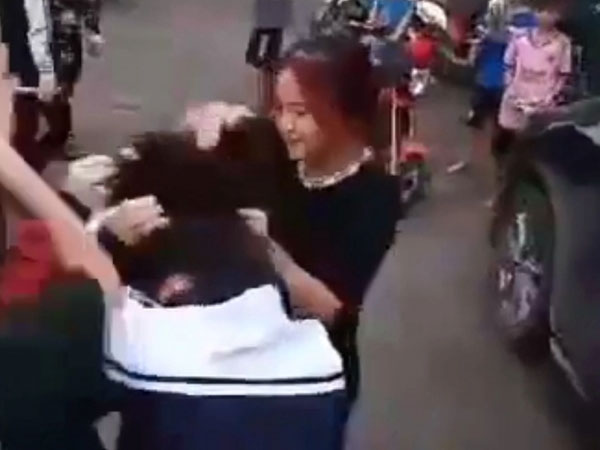 Nữ sinh lớp 8 ở Hà Nội bị đánh hội đồng phải nhập viện: 'Các em đang là bạn thân'