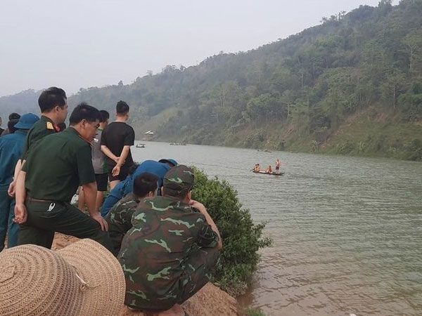Thuyền chở 7 người bị lật trên sông Lô, 1 người chết, 2 người mất tích