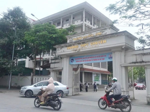 Nữ sinh tự tử: Hiệu trưởng, cô chủ nhiệm bất an khi nhận tin nhắn đe dọa