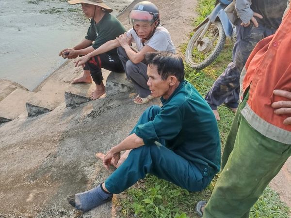 Lão nông U70 lao xuống dòng nước xiết cứu sống 2 nam thanh niên