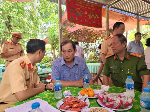 Lãnh đạo Cục CSGT đến viếng thiếu tá CSGT bị xe tông tử vong