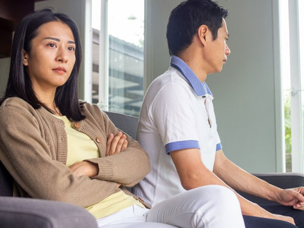 Giữa bàn nhậu chồng tuyên bố trả vợ về nơi sản xuất, nhưng vừa nhìn thứ trên tay tôi, anh sợ đến ngây người