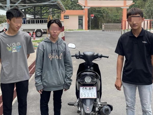Lái xe máy bằng chân, nam thanh niên nhận cái kết đắng